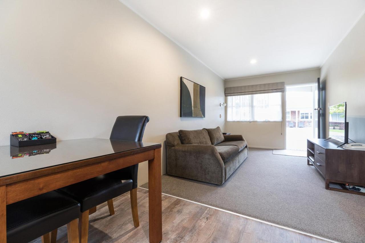 Colonial Court Motor Inn Tauranga Exterior photo